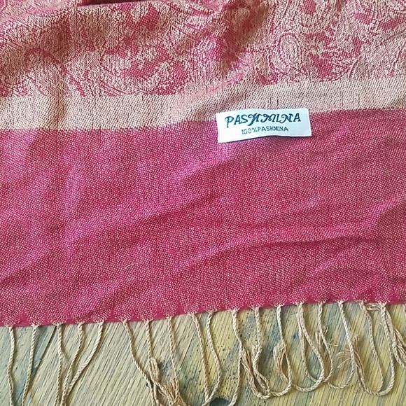 Pashmina Scarces, Green and Red - Picture 2 of 6
